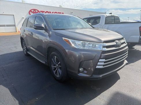 Used 2019 Toyota Highlander XLE FWD image 2