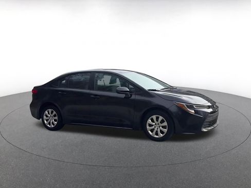 Used 2025 Toyota Corolla LE image 2