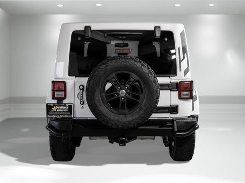 Used 2017 Jeep Wrangler Sahara image 7