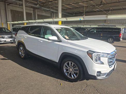 Used 2022 GMC Terrain SLT w/ Infotainment Package II FWD image 4