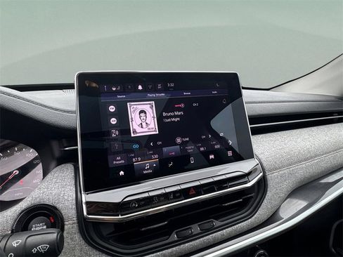 Used 2022 Jeep Compass Latitude w/ Sun and Sound Group image 23