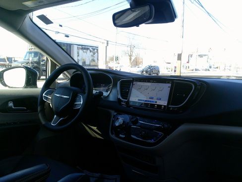 Used 2024 Chrysler Pacifica Touring-L image 23