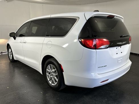 Used 2023 Chrysler Voyager LX FWD image 6