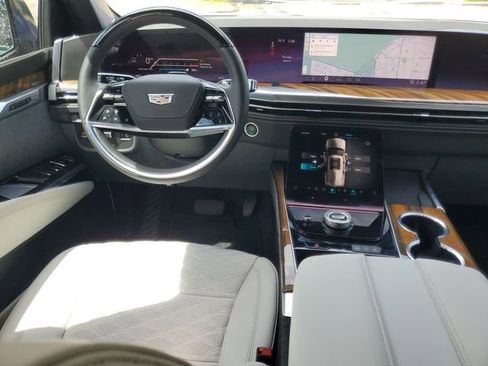 Used 2026 Cadillac Escalade ESV Platinum Sport image 17