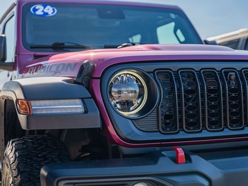 Used 2024 Jeep Wrangler Unlimited Rubicon w/ Technology Group image 10