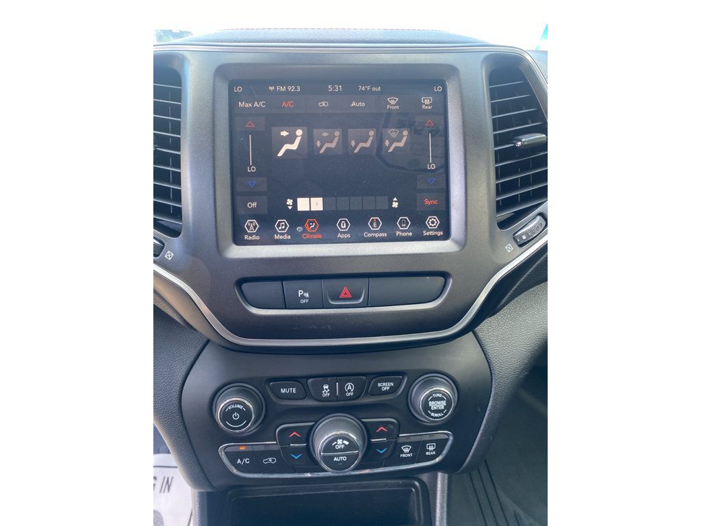 Used 2019 Jeep Cherokee Trailhawk AWD/4WD image 8