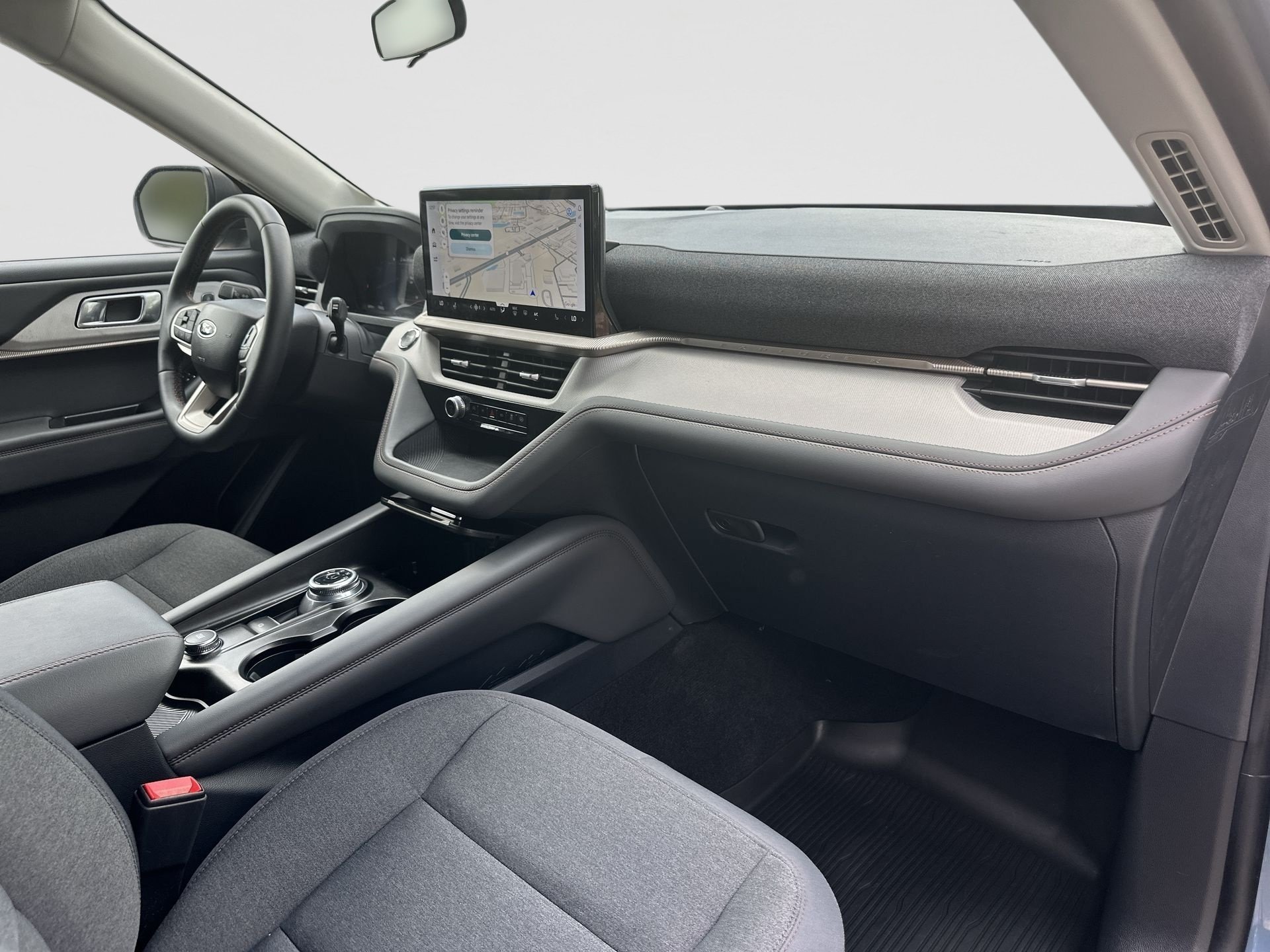 Used 2025 Ford Explorer Active RWD image 28