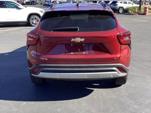 Used 2025 Chevrolet Trax LT w/ LT Convenience Package image 8
