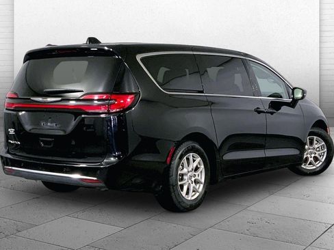 Used 2024 Chrysler Pacifica Touring-L FWD image 13