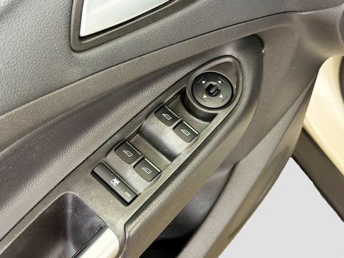 Used 2017 Ford Escape SE w/ SE Cold Weather Package FWD image 18