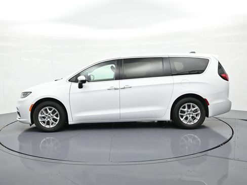 Used 2023 Chrysler Pacifica Touring-L FWD image 9
