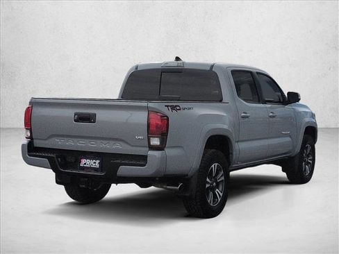 Used 2018 Toyota Tacoma TRD Sport image 5