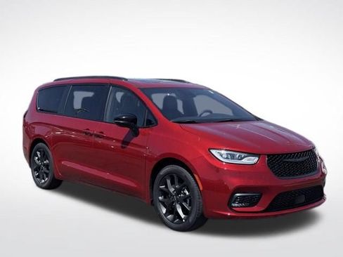 Certified 2025 Chrysler Pacifica Limited FWD image 5