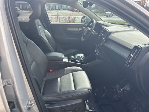 Certified 2025 Volvo XC40 B5 Plus AWD/4WD image 15