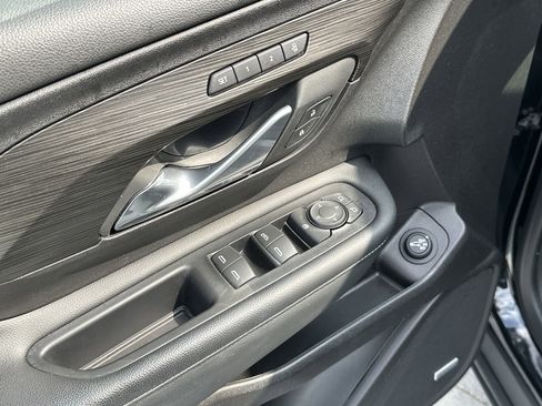 Used 2024 GMC Terrain SLT w/ Infotainment Package II image 15