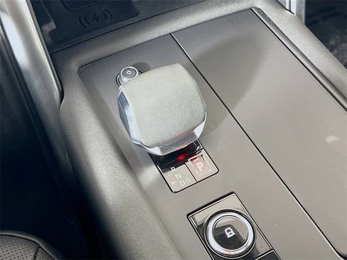 Certified 2024 Land Rover Discovery Dynamic SE image 17