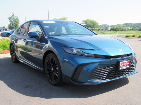 Used 2025 Toyota Camry SE FWD image 4