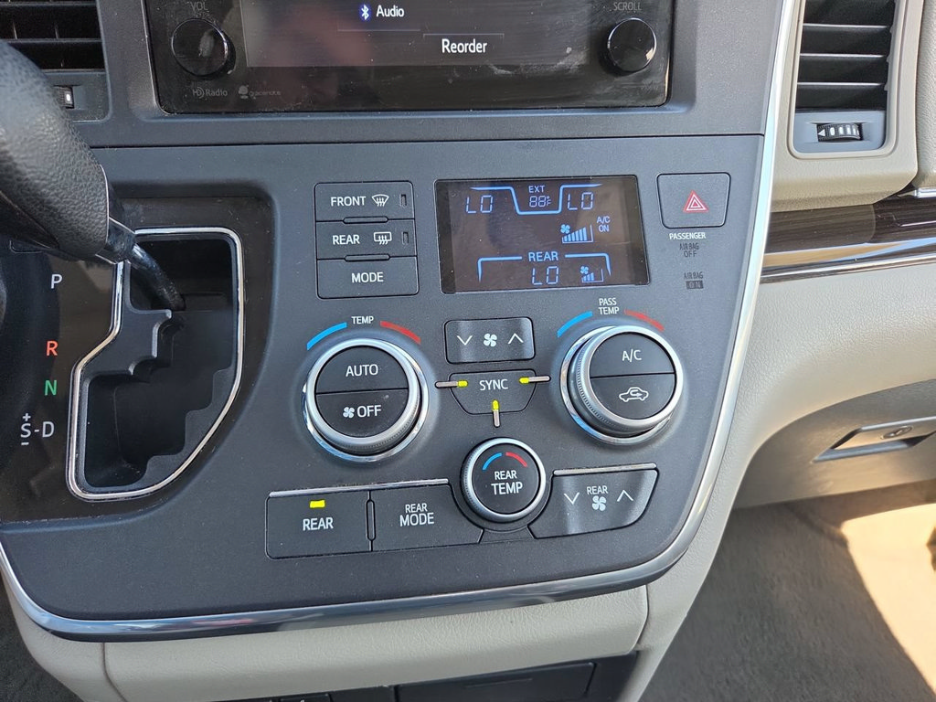 Used 2015 Toyota Sienna XLE FWD image 21