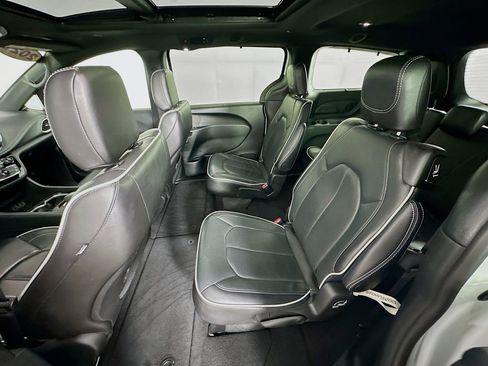 Certified 2025 Chrysler Pacifica Limited image 35
