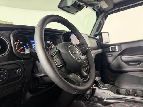 Certified 2025 Jeep Wrangler Unlimited Rubicon w/ Convenience Group AWD/4WD image 23