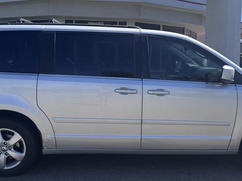 Used 2011 Volkswagen Routan SEL FWD image 9