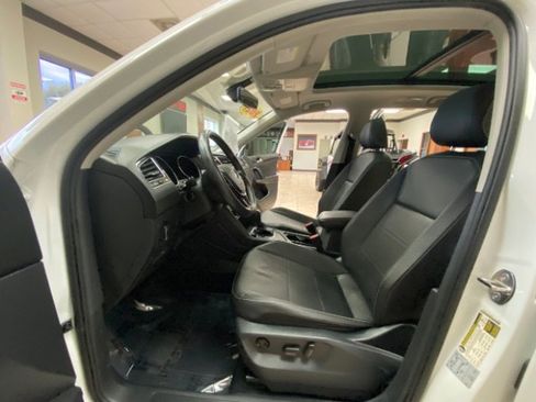 Used 2021 Volkswagen Tiguan SE w/ Panoramic Sunroof Package image 18