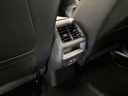 Used 2025 Volkswagen Tiguan SE image 37