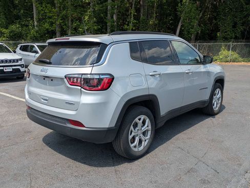 Used 2024 Jeep Compass Latitude AWD/4WD image 4