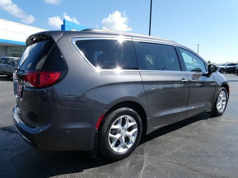 Used 2019 Chrysler Pacifica Touring Plus w/ Advanced Safetytec Group FWD image 5