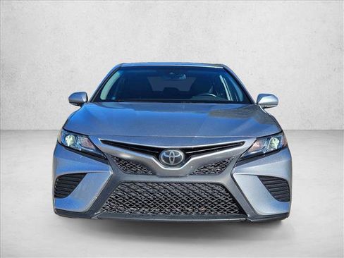Used 2018 Toyota Camry SE image 2