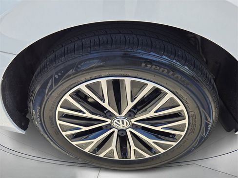 Certified 2020 Volkswagen Jetta SE image 6