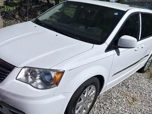 Used 2015 Chrysler Town & Country Touring FWD image 1