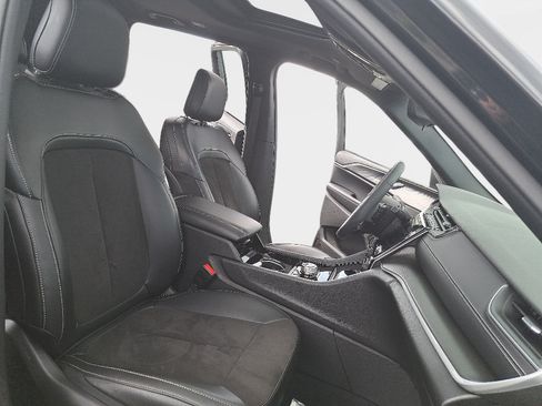 Certified 2023 Jeep Grand Cherokee Altitude AWD/4WD image 11