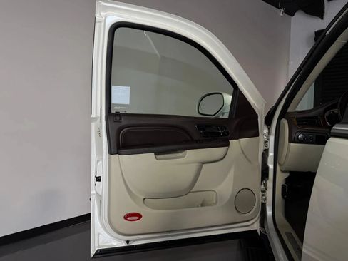 Used 2014 Cadillac Escalade Platinum AWD/4WD image 30