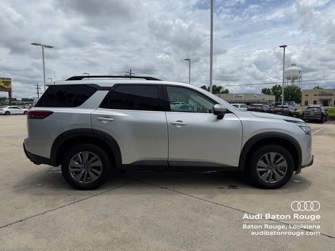 Used 2025 Nissan Pathfinder SV FWD image 2