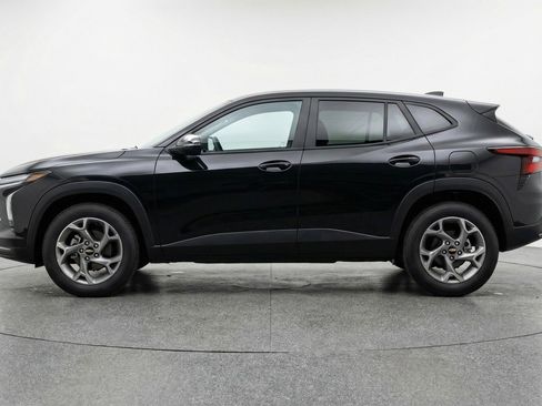 Used 2025 Chevrolet Trax LT FWD image 5