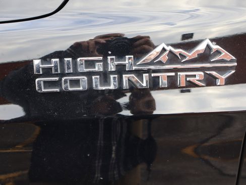 Used 2022 Chevrolet Tahoe High Country image 2
