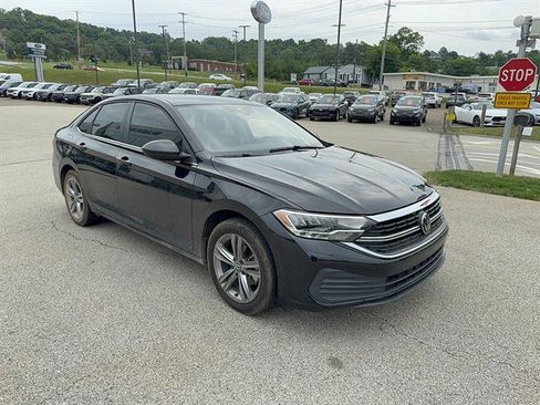 Used 2023 Volkswagen Jetta SE w/ Panoramic Sunroof Package FWD image 4