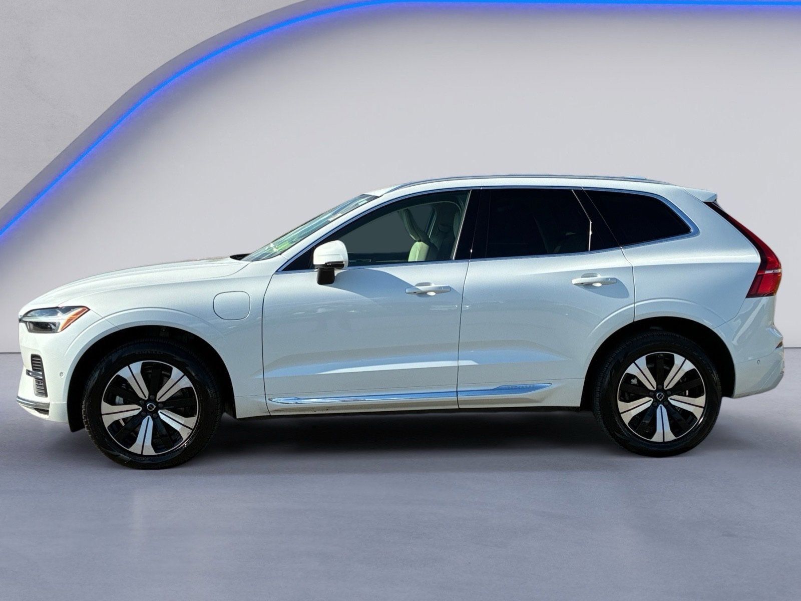 Used 2023 Volvo XC60 T8 Plus AWD/4WD image 7