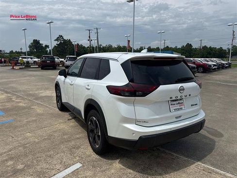 Used 2024 Nissan Rogue SV AWD/4WD image 5