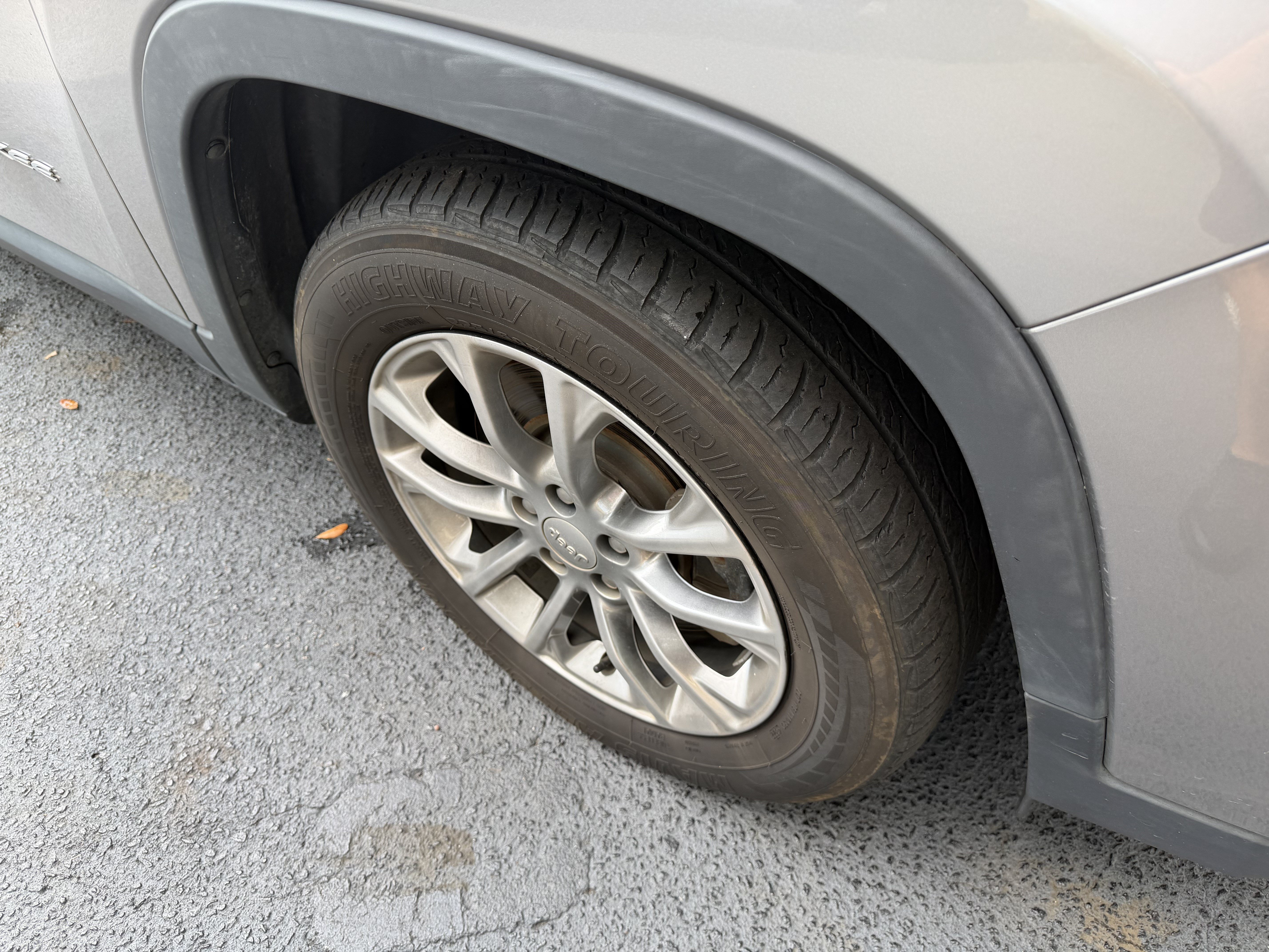 Used 2019 Jeep Cherokee Latitude Plus FWD image 11