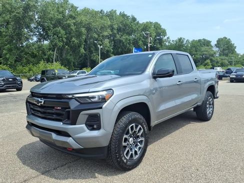 Used 2023 Chevrolet Colorado Z71 w/ Z71 Convenience Package 2 AWD/4WD image 3