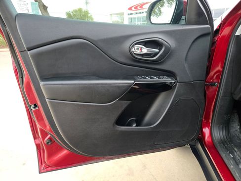 Used 2020 Jeep Cherokee Latitude Plus image 11