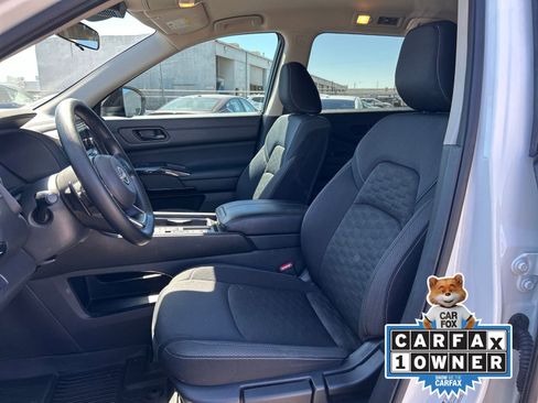 Used 2024 Nissan Pathfinder S image 15