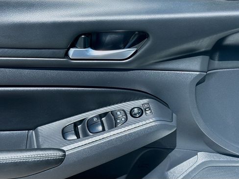 Used 2025 Nissan Altima 2.5 SV image 16