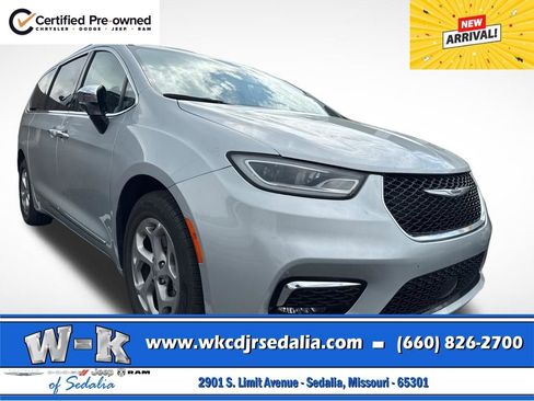Used 2023 Chrysler Pacifica Limited image 3