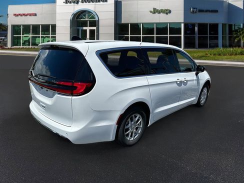 New 2026 Chrysler Pacifica Select image 7