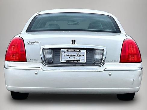 Used 2003 Lincoln Town Car Signature RWD image 6