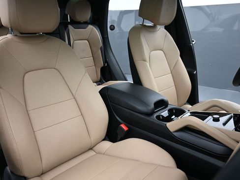 Used 2025 Porsche Cayenne image 20