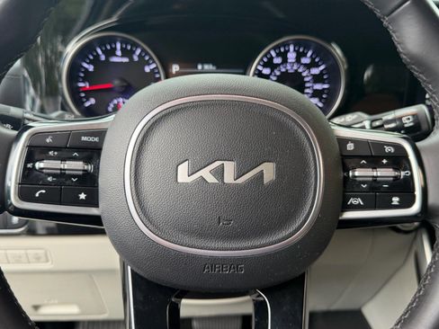 Used 2023 Kia Carnival EX FWD image 23
